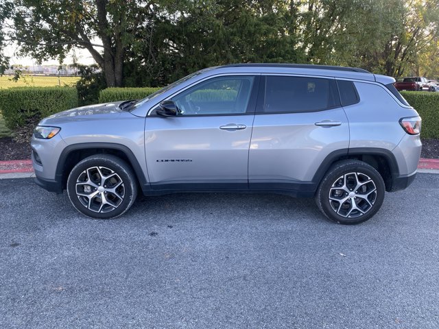 Used 2024 Jeep Compass Latitude AWD/4WD image 5