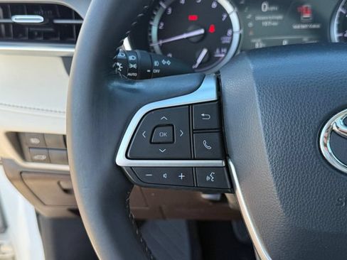 Used 2022 Toyota Highlander XLE FWD image 19