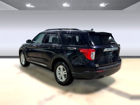 Used 2023 Ford Explorer XLT image 3