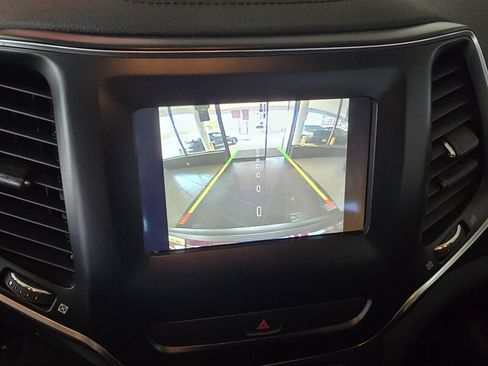Used 2019 Jeep Cherokee Latitude w/ Cold Weather Group FWD image 24