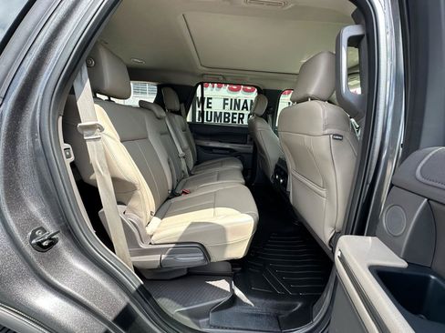 Used 2018 Ford Expedition XLT w/ Equipment Group 202A AWD/4WD image 29