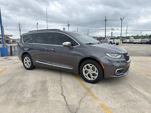 Used 2022 Chrysler Pacifica Limited AWD/4WD image 6