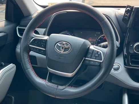 Used 2023 Toyota Highlander XLE AWD/4WD image 14