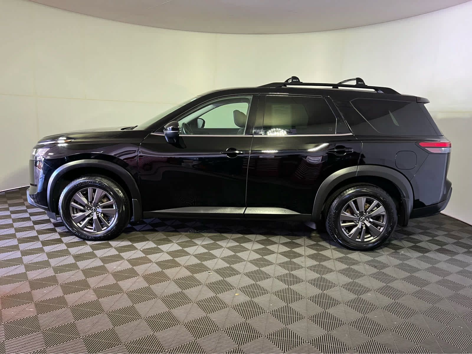 Certified 2023 Nissan Pathfinder SV w/ SV Premium Package AWD/4WD image 4