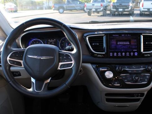 Used 2017 Chrysler Pacifica Touring-L w/ Tire & Wheel Group FWD image 10