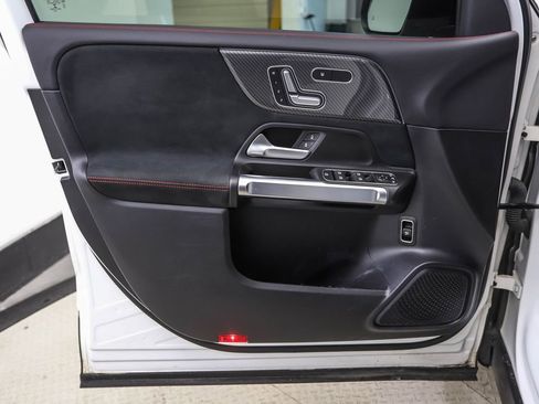 Used 2021 Mercedes-Benz GLB 250 4MATIC image 9