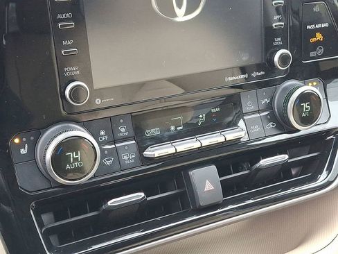 Used 2022 Toyota Highlander XLE image 17