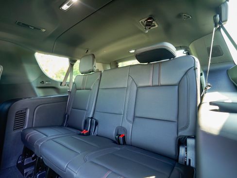 Used 2025 Chevrolet Suburban RST AWD/4WD image 40