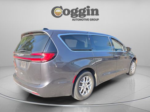Used 2023 Chrysler Pacifica Touring-L FWD image 5