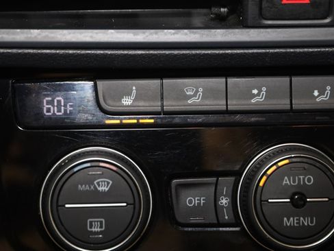 Used 2024 Volkswagen Jetta SE w/ Panoramic Sunroof Package FWD image 8