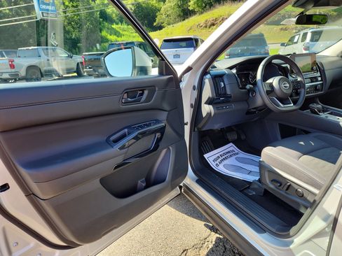 Used 2025 Nissan Pathfinder SV image 20