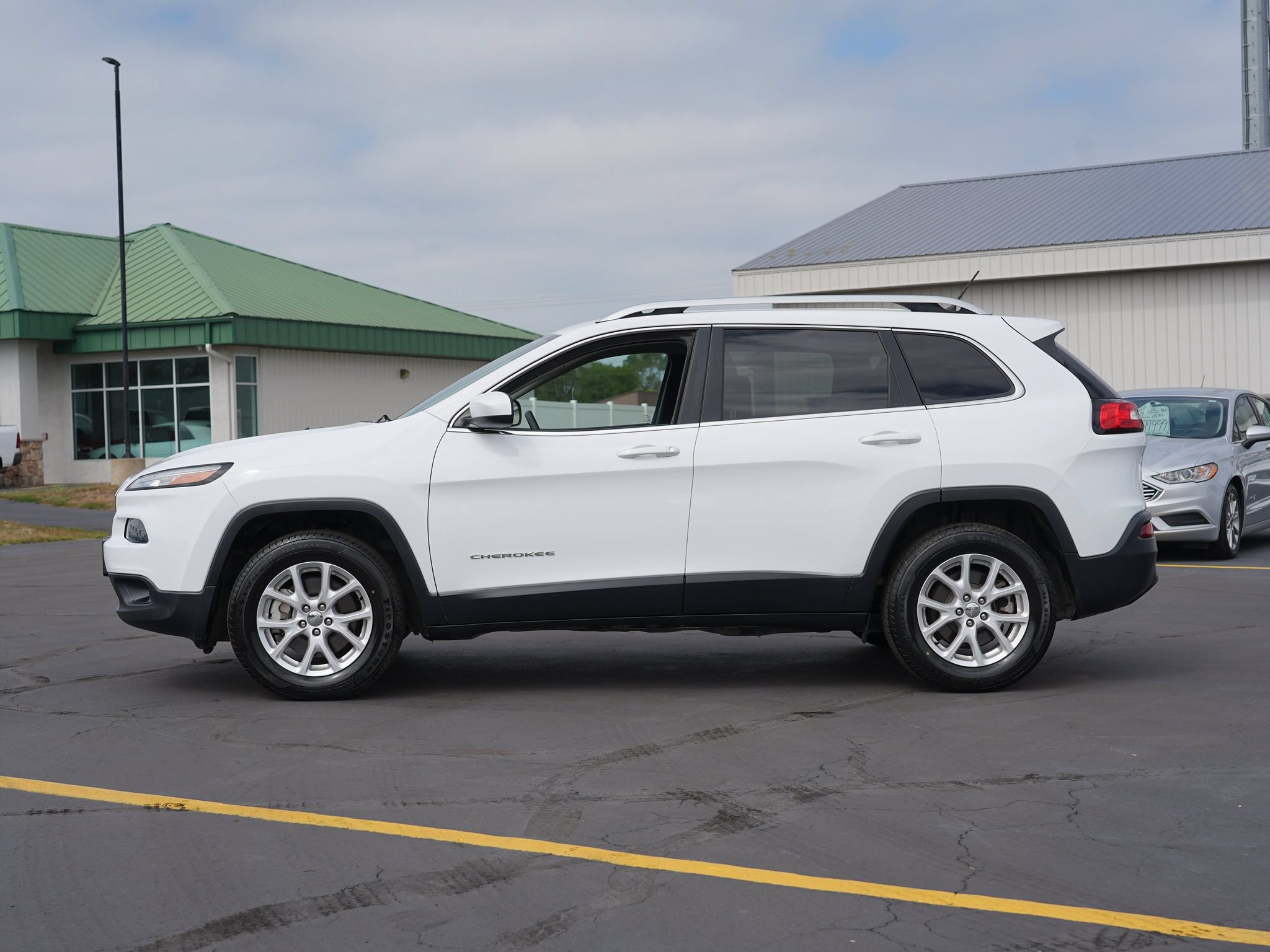 Used 2018 Jeep Cherokee Latitude w/ Safety Group AWD/4WD image 7