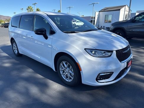 New 2026 Chrysler Pacifica Select image 3