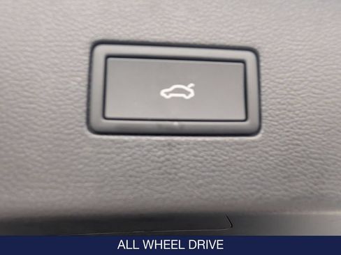 Used 2025 Volkswagen Atlas SEL AWD/4WD image 32
