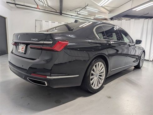 Used 2022 BMW 740i image 3