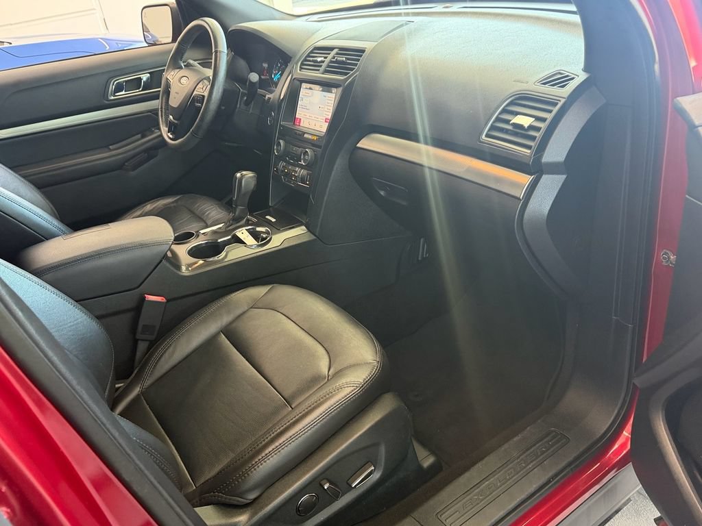 Used 2018 Ford Explorer XLT w/ Equipment Group 202A FWD image 24