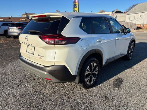 Used 2023 Nissan Rogue SV image 4