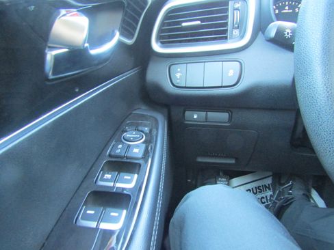 Used 2017 Kia Sorento FWD image 19