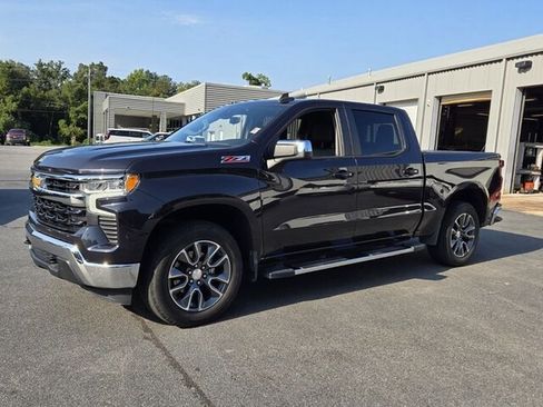 Used 2023 Chevrolet Silverado 1500 LT AWD/4WD image 3