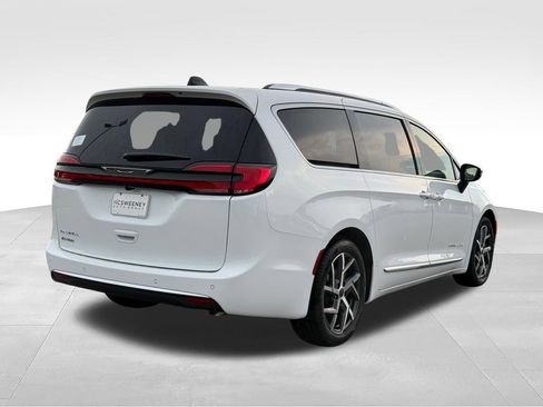 New 2027 Chrysler Pacifica Pinnacle w/ Theater Group FWD image 28