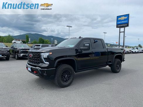 Used 2025 Chevrolet Silverado 2500 ZR2 w/ Technology Package AWD/4WD image 3