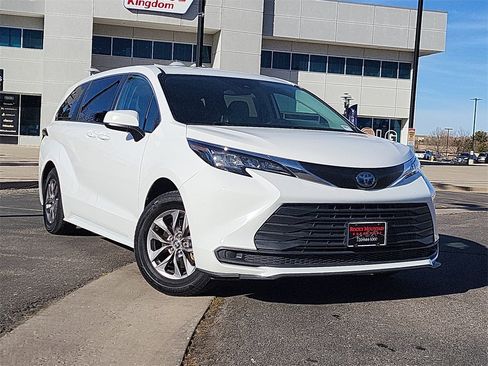 Used 2023 Toyota Sienna LE image 2