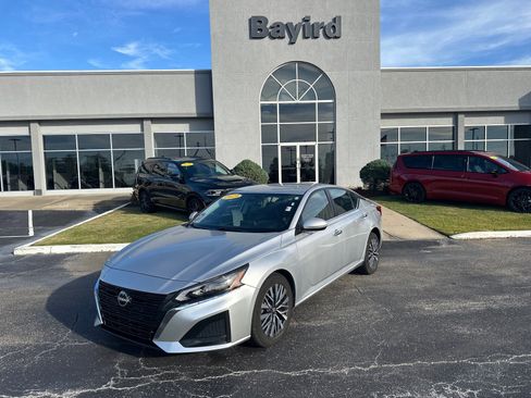 Used 2023 Nissan Altima 2.5 SV image 1