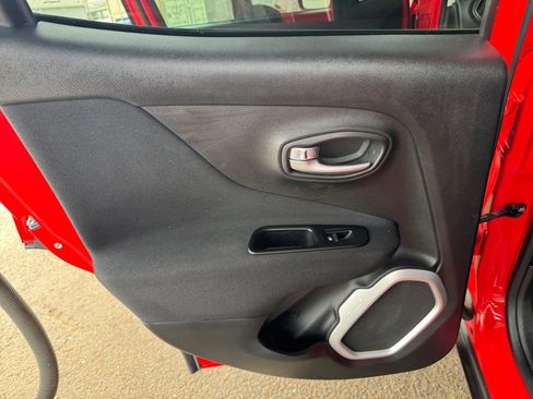 Used 2018 Jeep Renegade Latitude FWD image 23