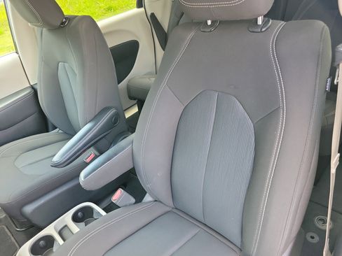 Used 2023 Chrysler Voyager LX FWD image 6