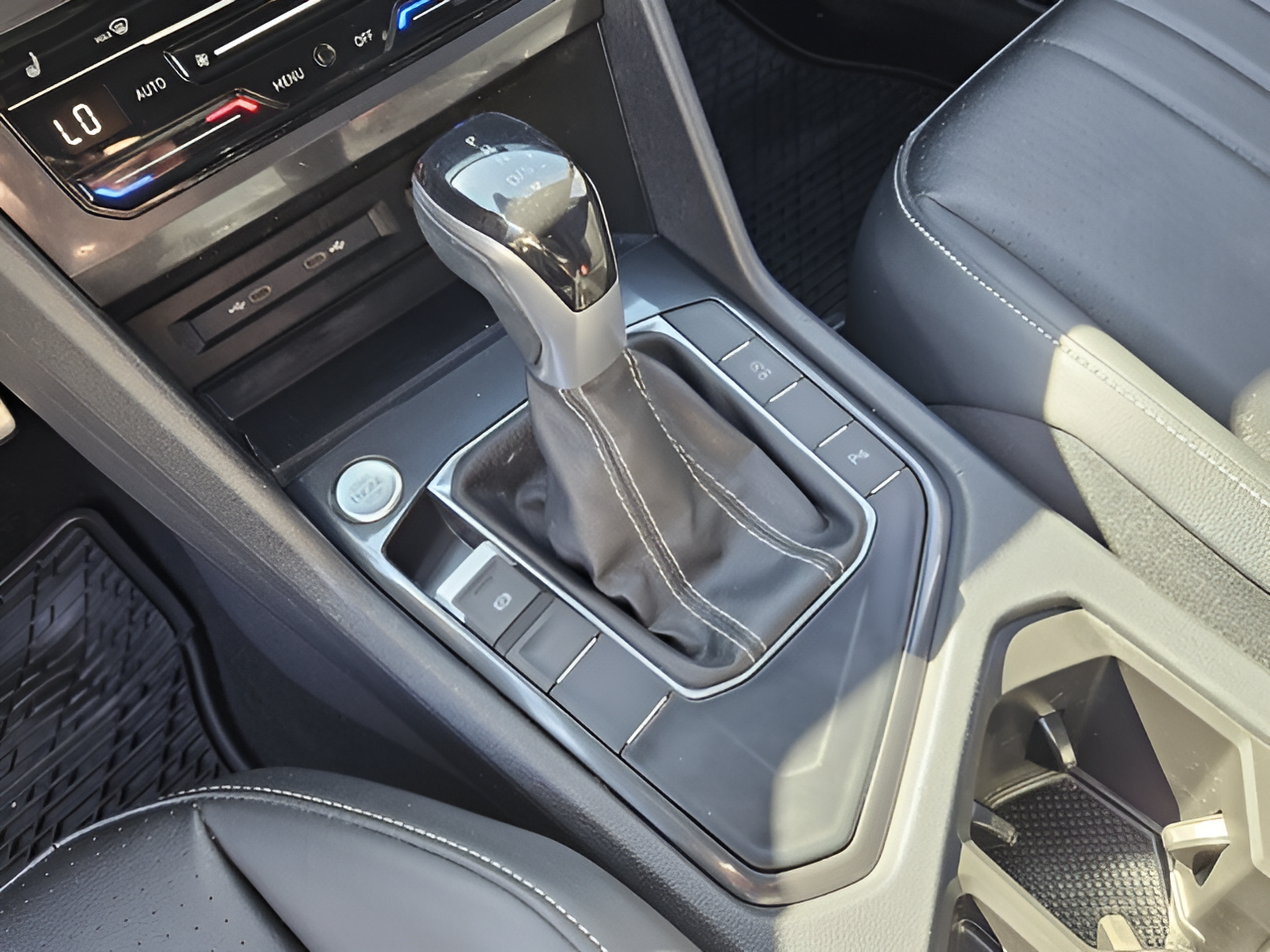 Used 2023 Volkswagen Tiguan SE R-Line FWD image 19
