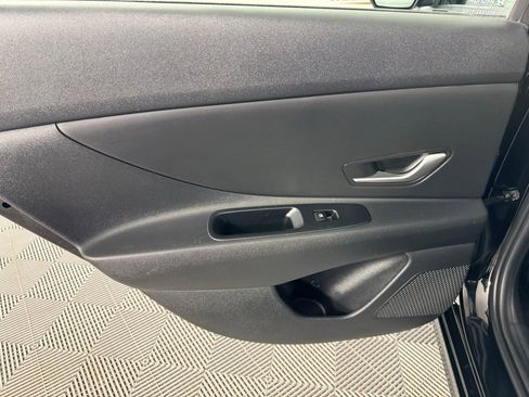 Used 2025 Hyundai Elantra SE image 22