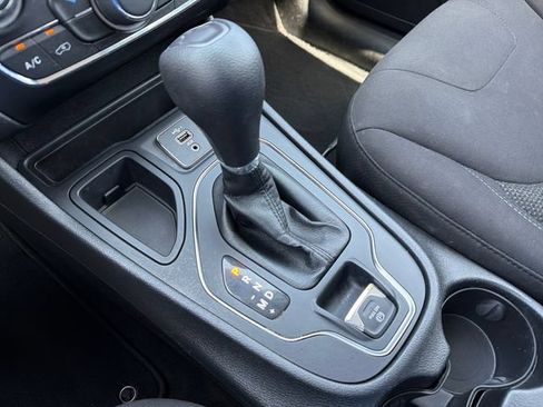Used 2021 Jeep Cherokee Latitude FWD image 15