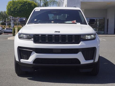 New 2026 Jeep Grand Cherokee Altitude image 9