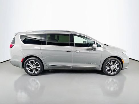 Used 2022 Chrysler Pacifica Pinnacle image 8