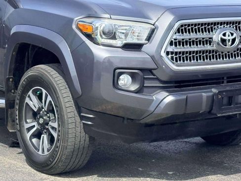 Used 2016 Toyota Tacoma TRD Off-Road AWD/4WD image 5