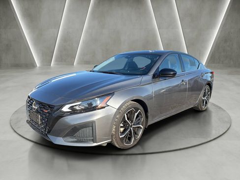 Used 2023 Nissan Altima 2.5 SR FWD image 3