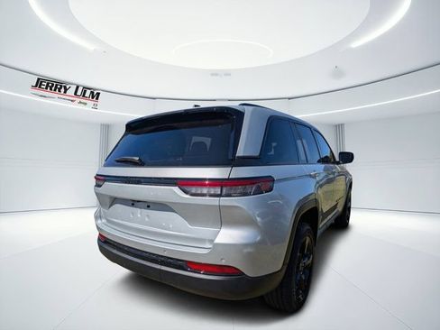 New 2025 Jeep Grand Cherokee Altitude RWD image 3