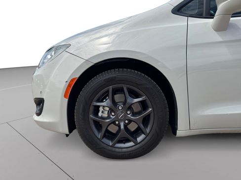 Used 2020 Chrysler Pacifica Touring w/ S Appearance Package FWD image 9