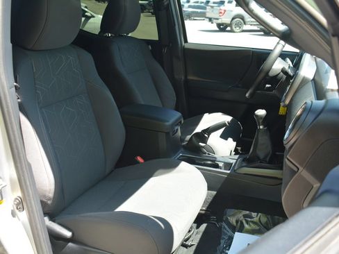 Used 2018 Toyota Tacoma TRD Sport AWD/4WD image 16