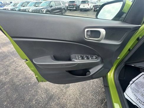 Used 2022 Hyundai Venue SEL FWD image 10