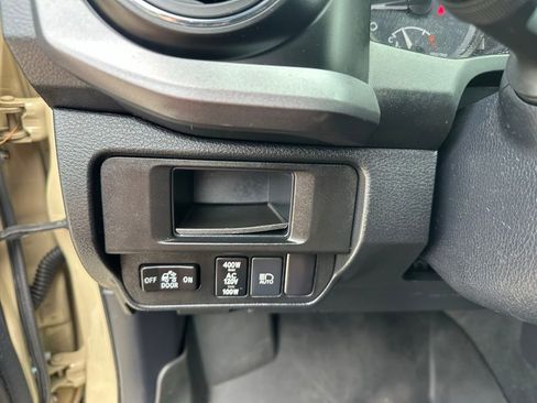 Used 2018 Toyota Tacoma TRD Sport AWD/4WD image 16