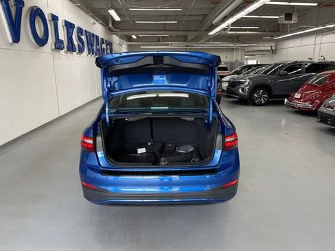 Used 2023 Volkswagen Jetta SE w/ Panoramic Sunroof Package FWD image 9