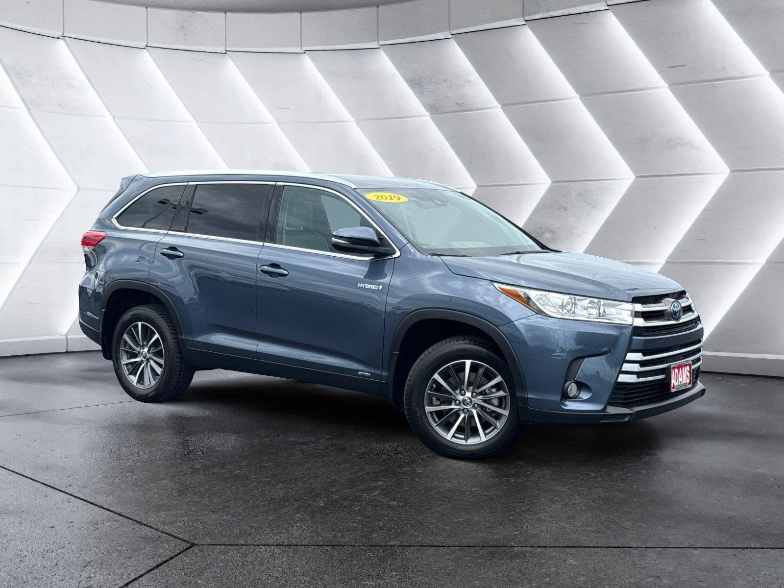 Used 2019 Toyota Highlander XLE AWD/4WD image 1
