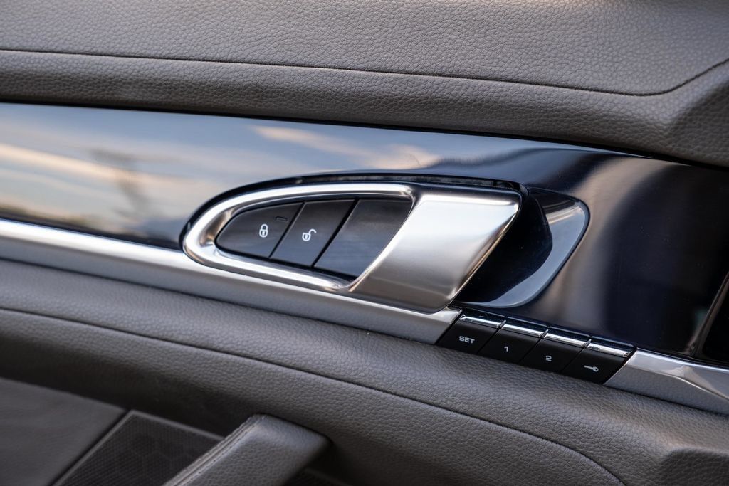 Used 2016 Porsche Panamera RWD image 13