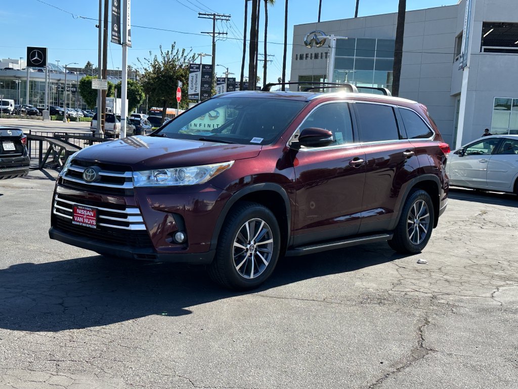 Used 2019 Toyota Highlander XLE FWD image 2
