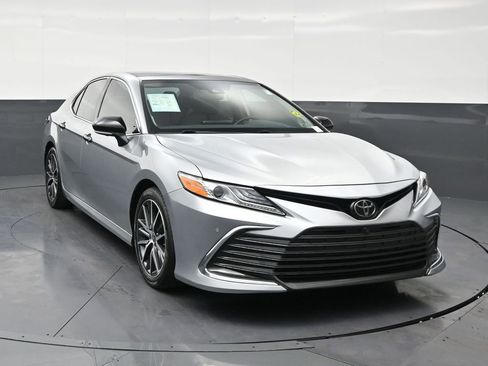 Used 2022 Toyota Camry XLE w/ Navigation Package image 7