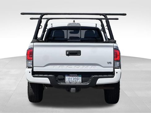 Certified 2021 Toyota Tacoma TRD Off-Road w/ TRD Premium Off Road Package AWD/4WD image 4