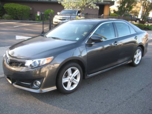 Used 2013 Toyota Camry SE FWD image 1