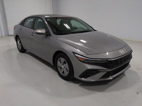 Used 2025 Hyundai Elantra SE w/ Cargo Package image 13