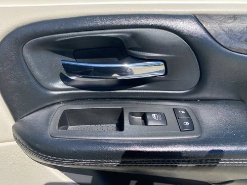 Used 2019 Dodge Grand Caravan SE FWD image 12